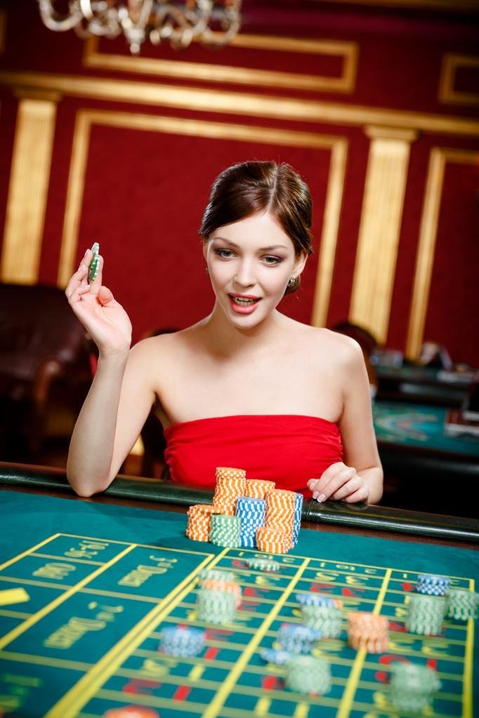 Real-time gaming with professional dealers and Bangladeshi players at the qq7777 live casino table